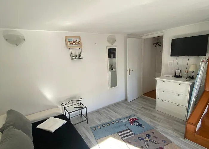 Cesarica Nyaraló Kaštela