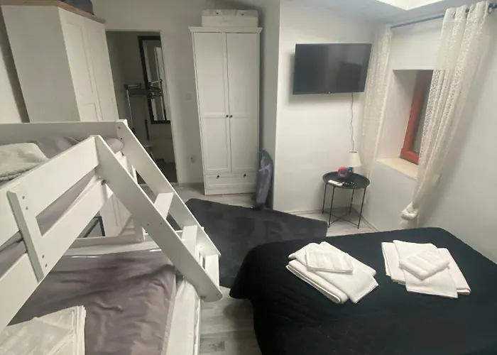 Cesarica Nyaraló Kaštela