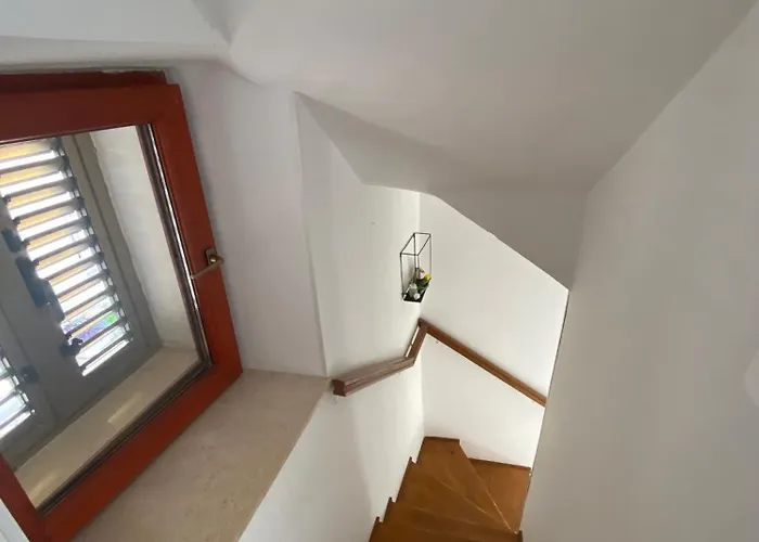 Cesarica Nyaraló Kaštela